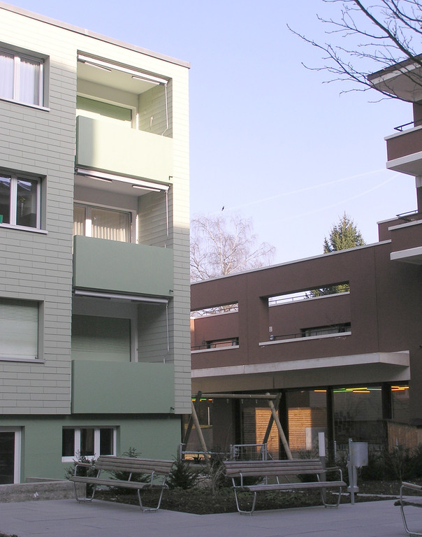 rechterhand befindet sich ein Kindergarten, generationenübergreifendes Wohnen also