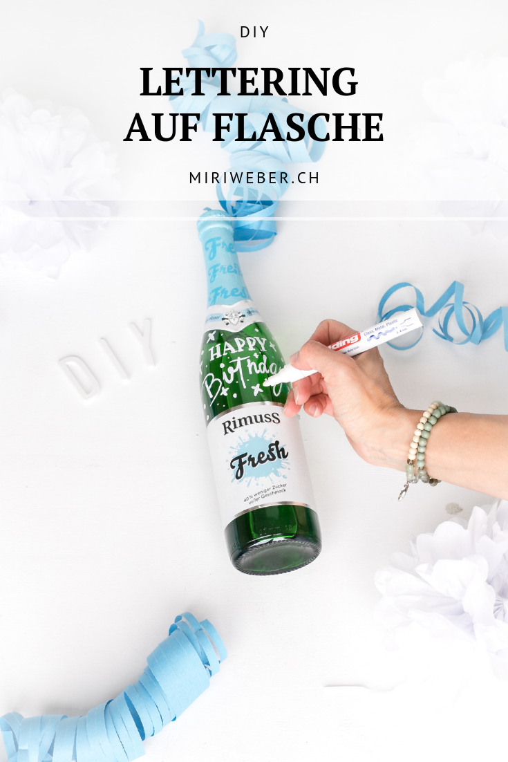 Lettering auf Flasche, Geschenk, Idee, Inspiration, Happy Birthday, selber machen, schreiben auf Flasche, message on a bottle, Glas Stift, Kreativ Blog Schweiz, DIY Blog Schweiz, Content Creator, Bastel Blog Schweiz