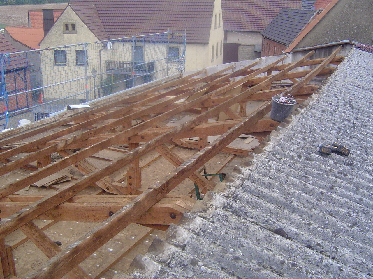 LINDENTHAL Umweltdienstleistungen: Abbau asbesthaltiger Dach-Welleternitplatten