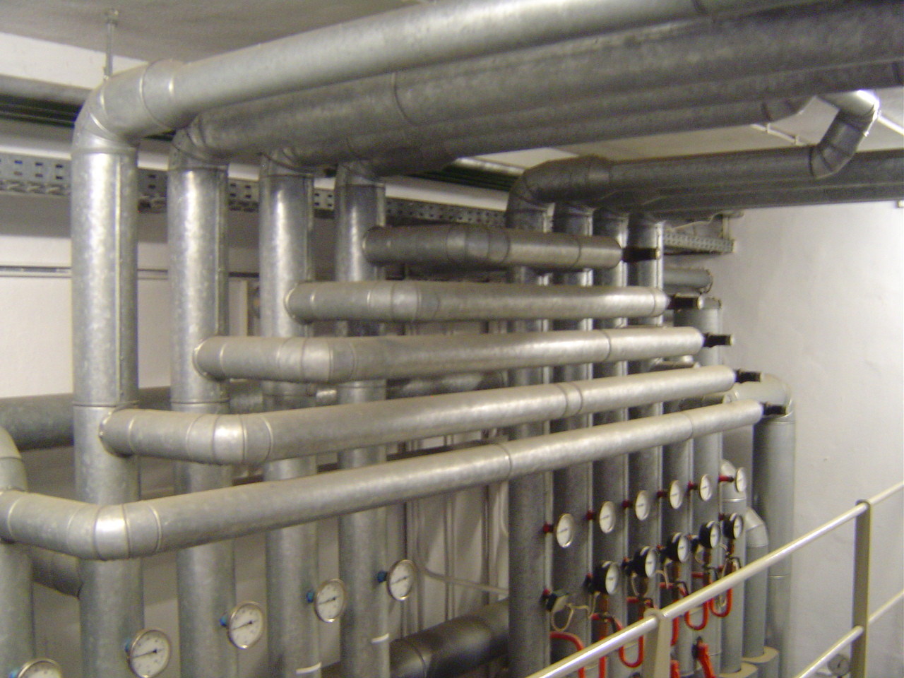 LINDENTHAL Umweltdienstleistungen: KMF - Isolierung (sog. WHO-Fasern) in Heizungsrohren  