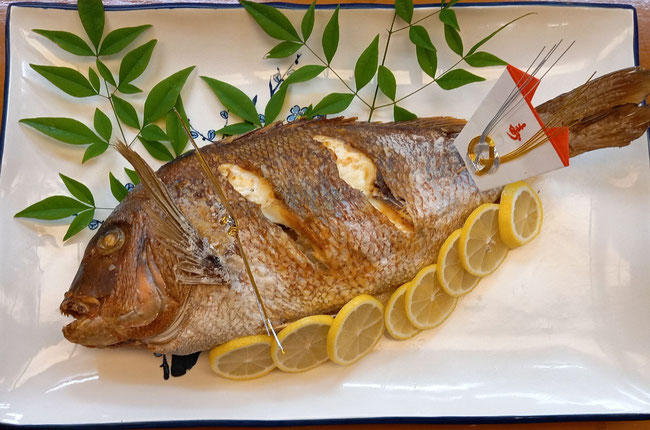 お祝い事には豪華な鯛の塩焼きを|ご予約承ります