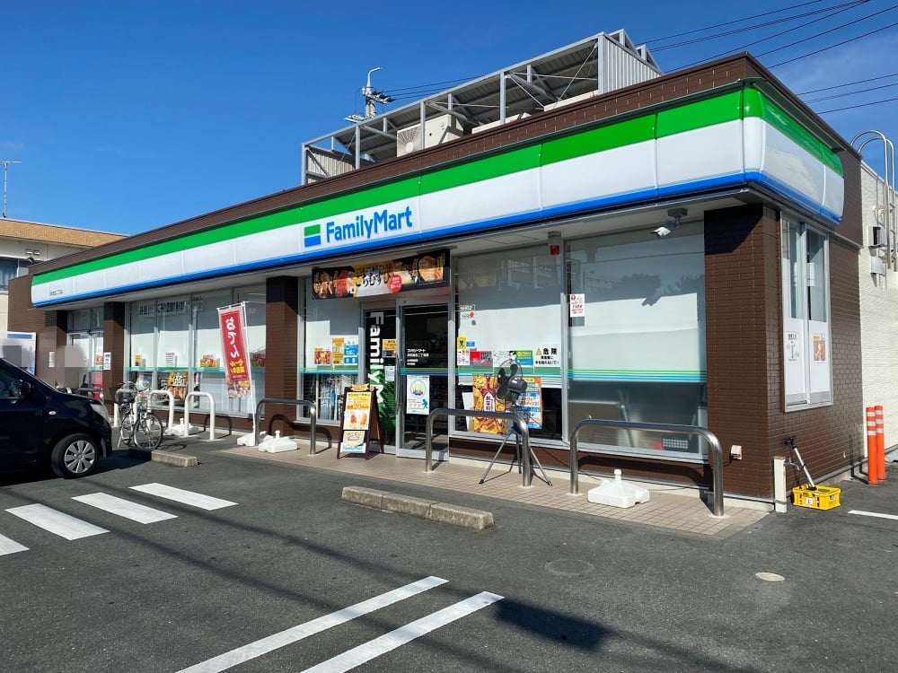ファミリーマート浜松城北二丁目店まで徒歩４分