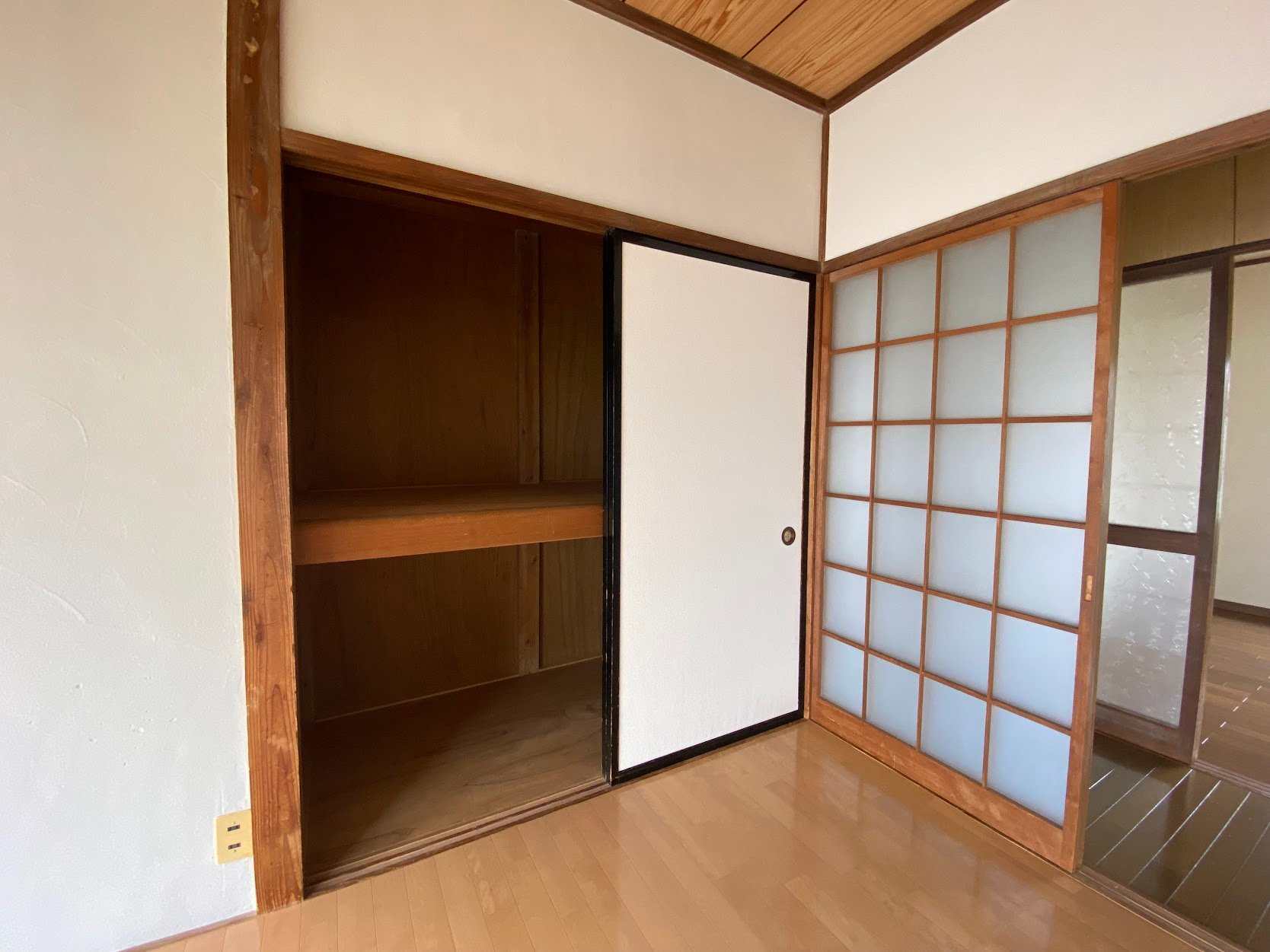 南東側6帖洋室の収納