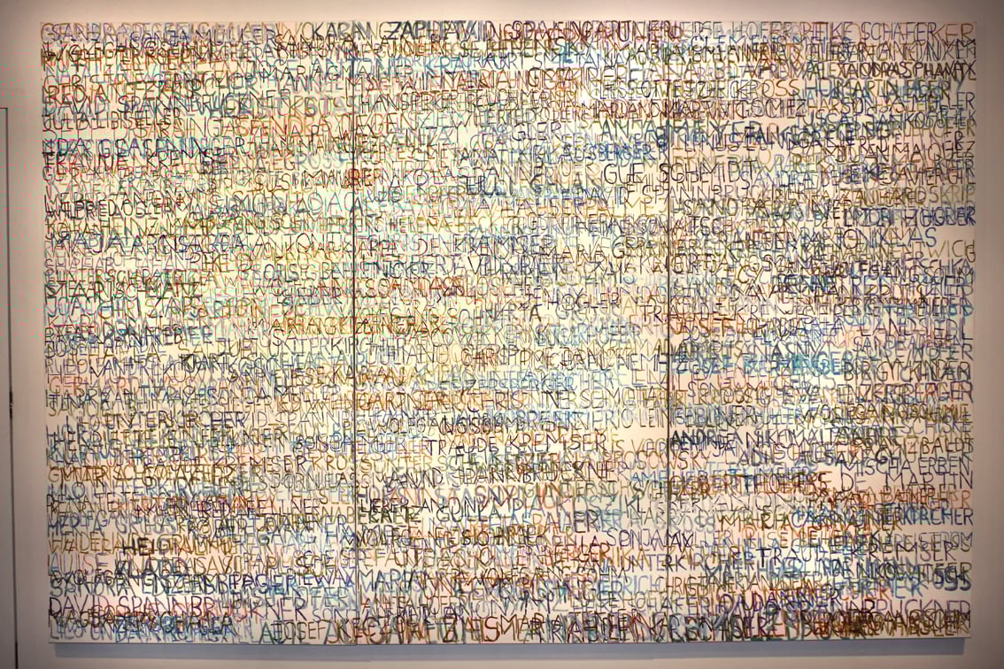 Eva Hradil, FARBaufWEISS, Zustandsbild mit 500 Namen