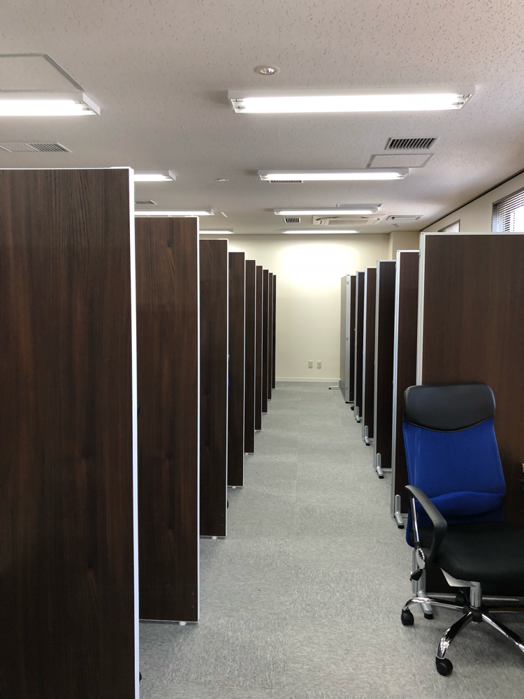 室内一部。木目調で統一感のある落ち着いた室内。