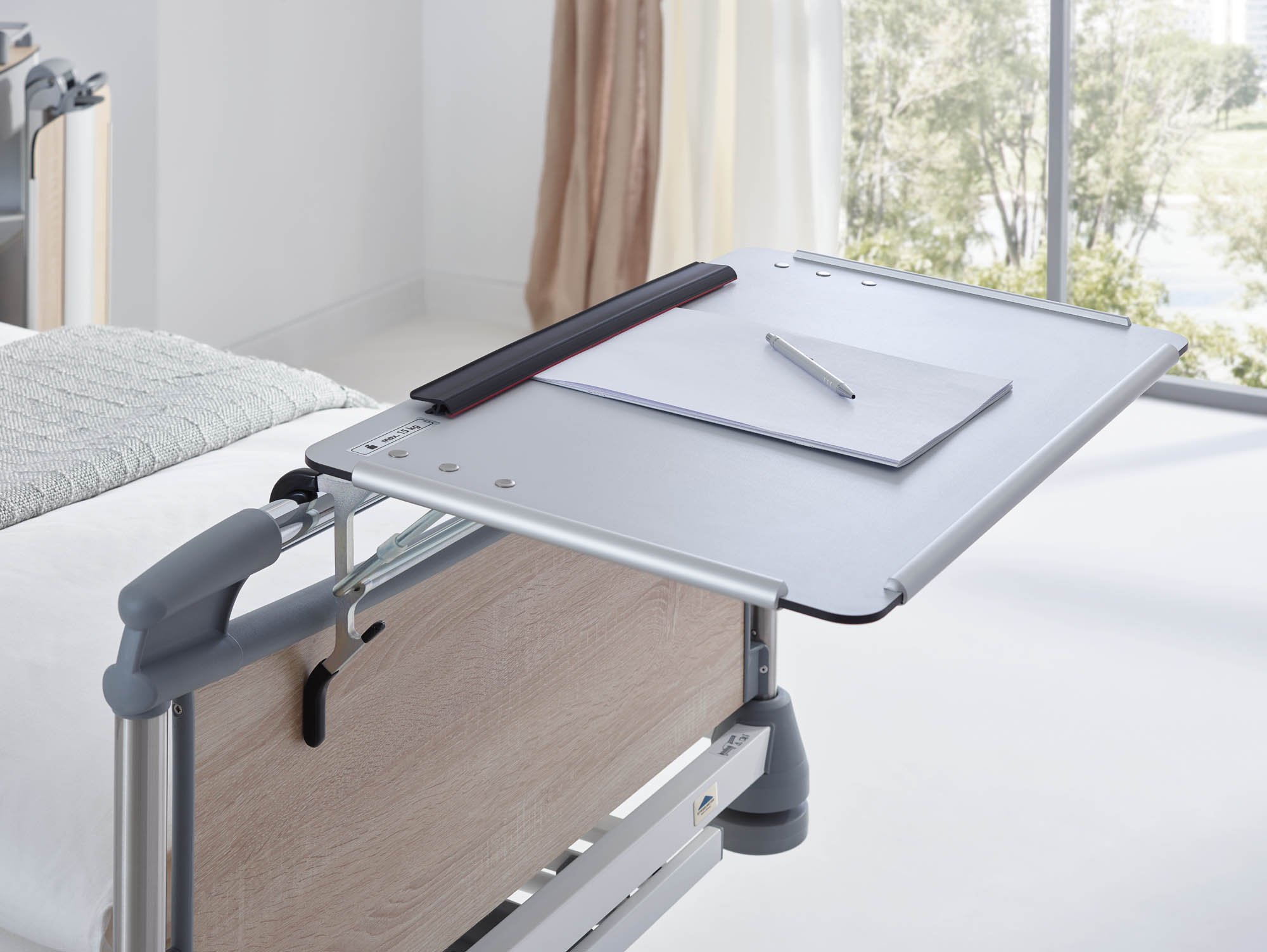 Die Schreibplatte ist für mehrere Häupter-Typen erhältlich. Sie lässt sich bei Nichtgebrauch abklappen.