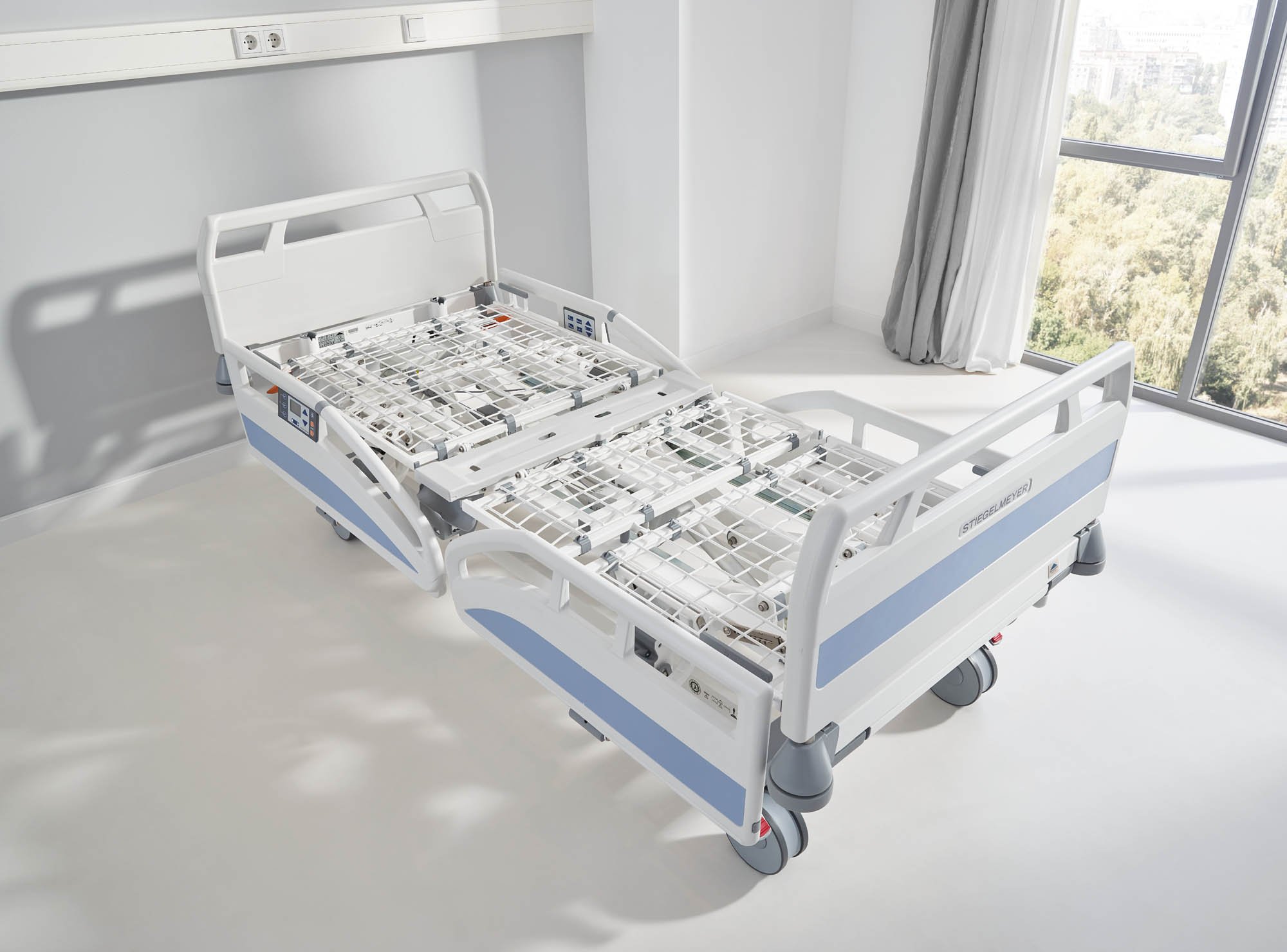 Das Krankenhausbett Evario ist auf Wunsch mit einem entnehmbaren Stahlgitterboden lieferbar.