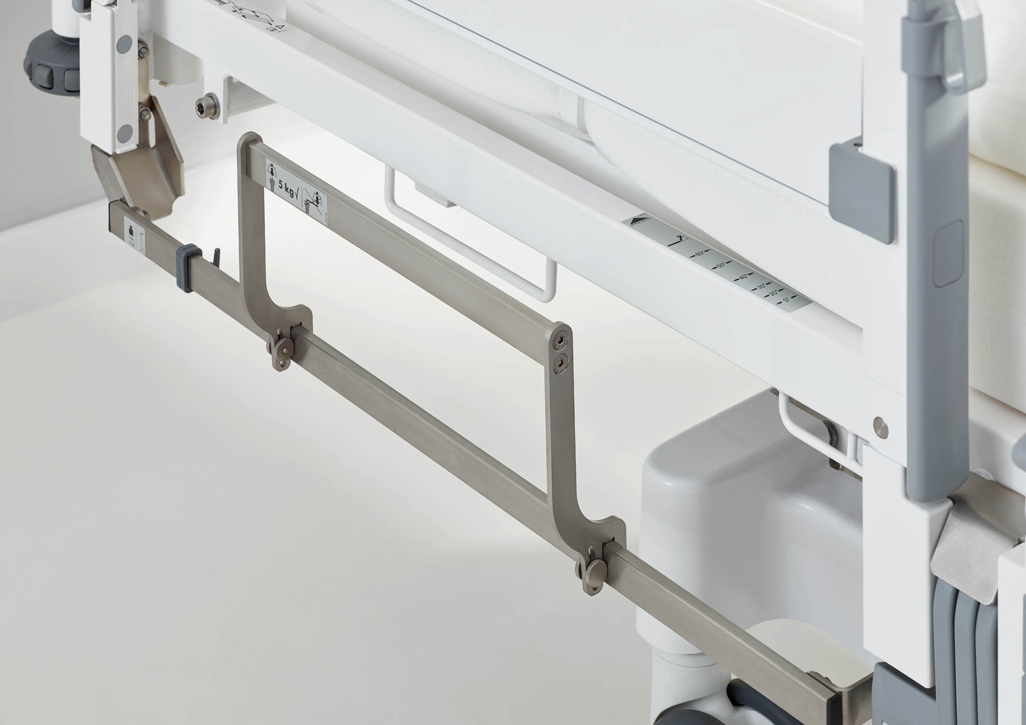 Die Halterung der adaptierbaren Normschiene ist nach oben gebogen, sodass die Schiene immer genügend Abstand zum Fußboden hält.