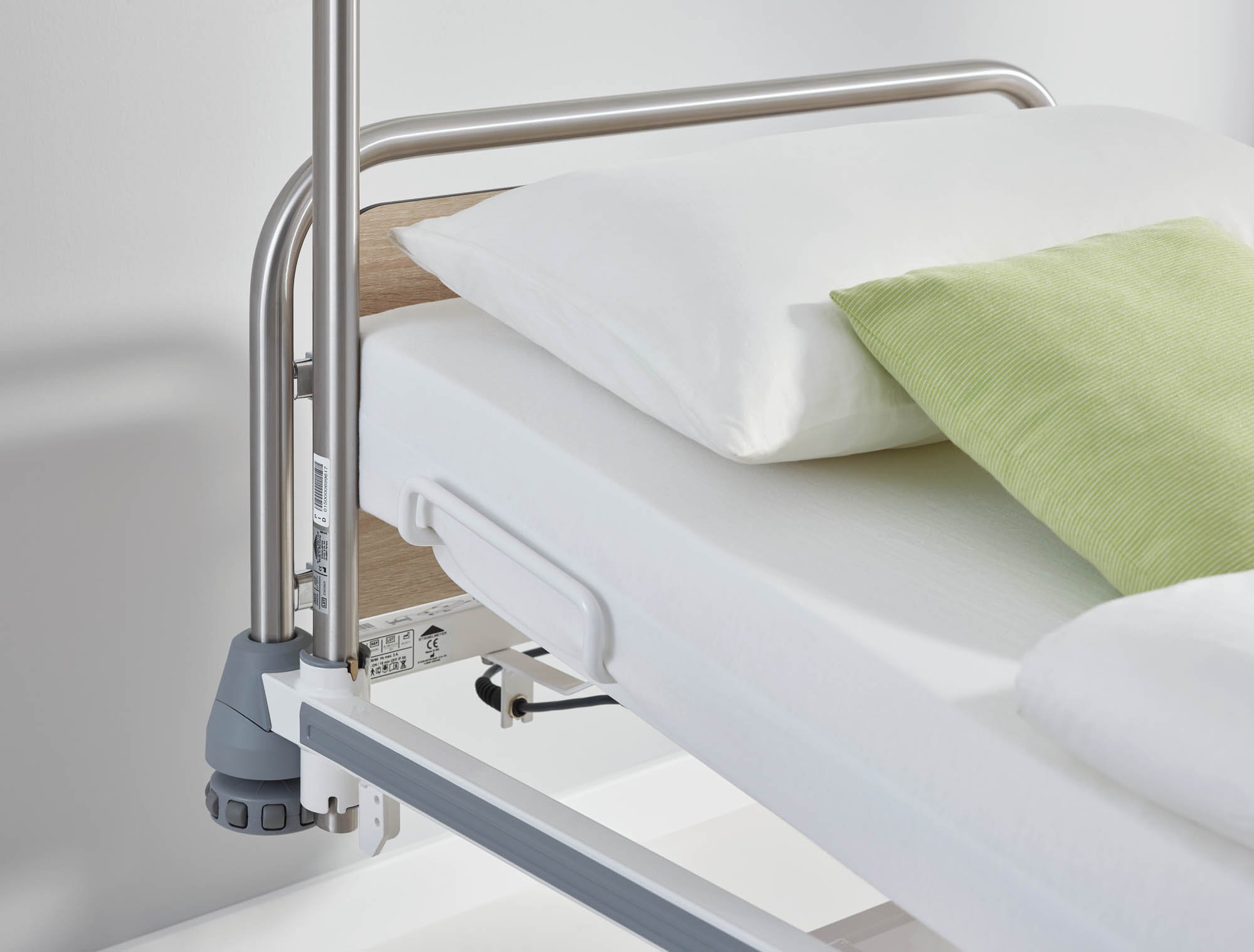 Der Aufrichter kann einfach kopfseitig rechts oder links in die Aufnahmevorrichtungen des Bettes einsteckt werden.