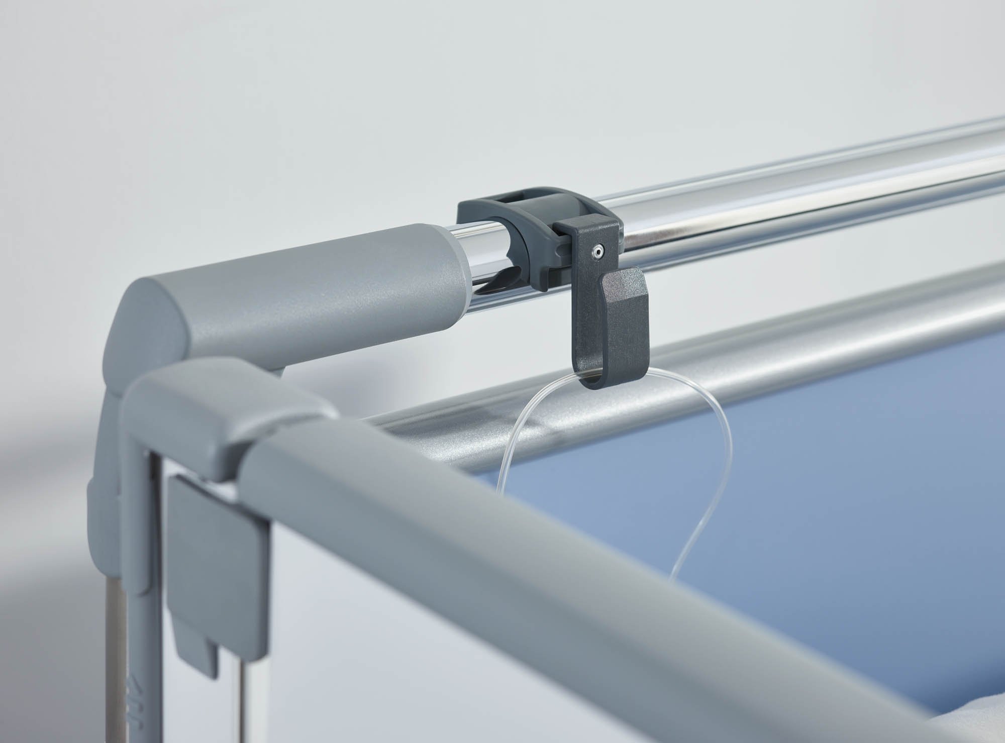 Der Drainageschlauchhalter lässt sich an den Griffleisten der Kopf- und Fußteile befestigen.