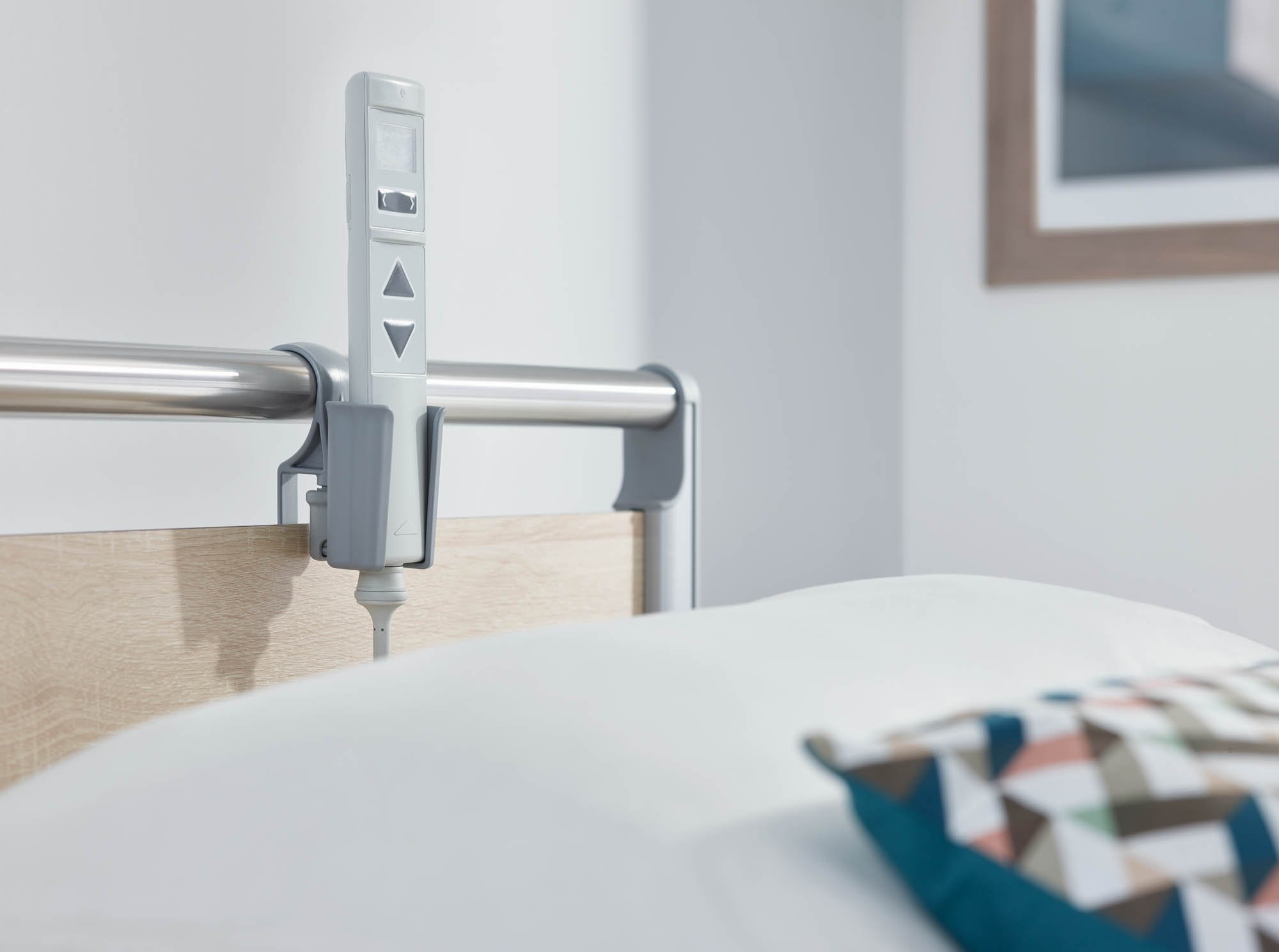 Mit einem maßgeschneiderten Köcher lässt sich der LCD-Handschalter griffbereit am Bettenhaupt platzieren.