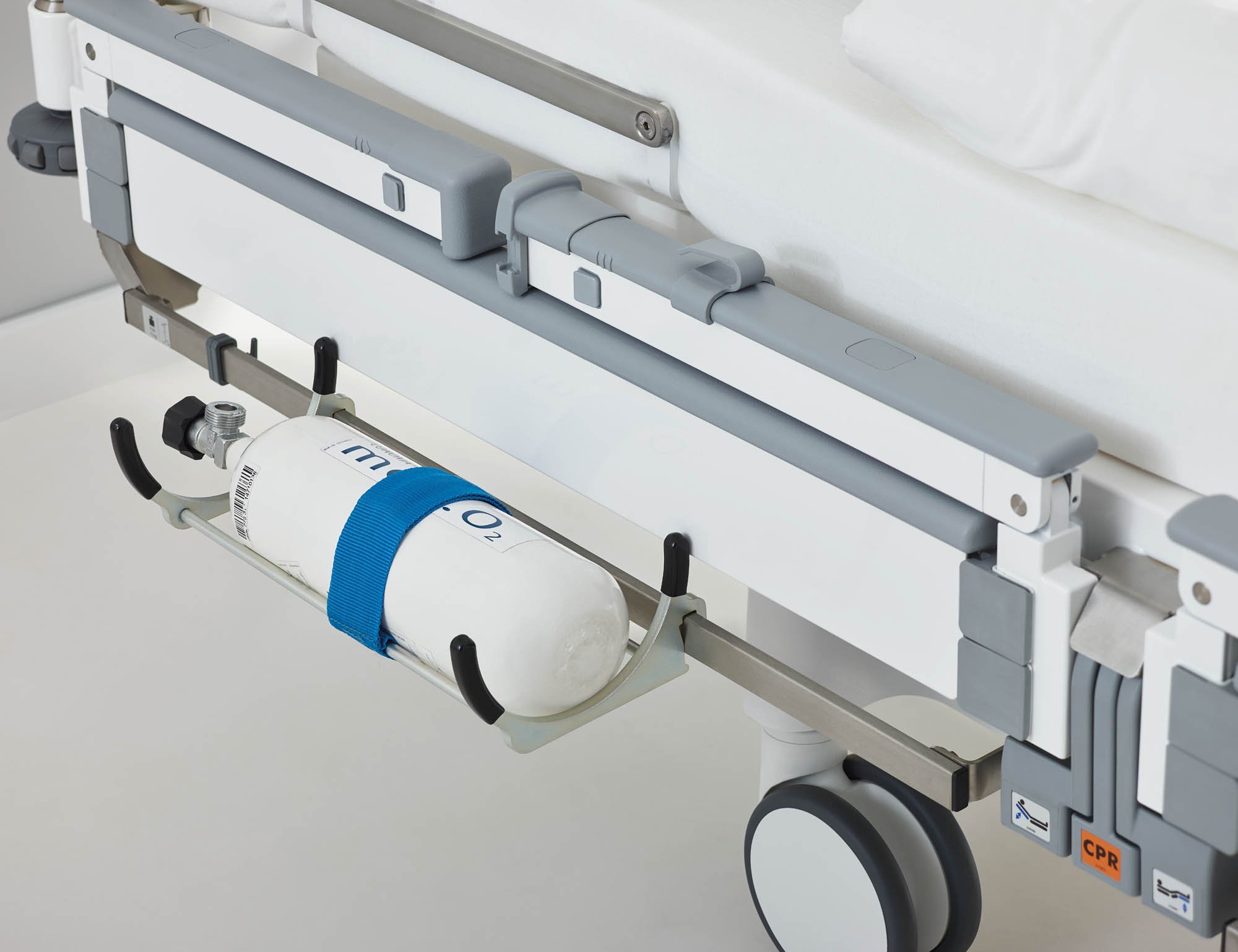 Der Sauerstoffflaschenhalter zum Einhängen an der Edelstahl-Normschiene kann 5-Liter-Flaschen tragen.