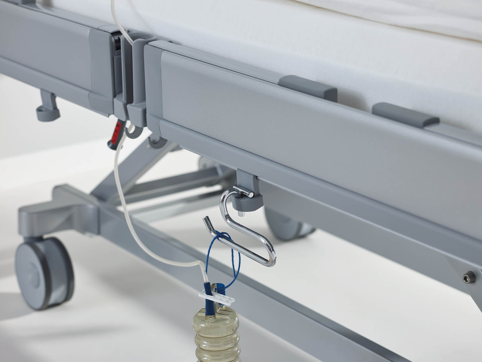 Der Universalbügel nimmt Drainagebeutel und Schlauch sicher auf.
