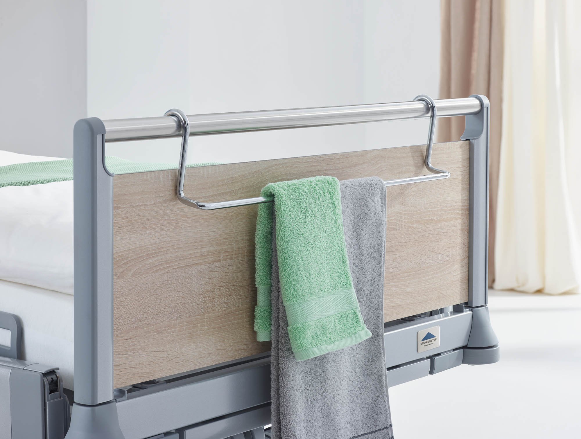 Ein praktischer Handtuchhalter lässt sich an den Griffleisten der Häupter einhängen.