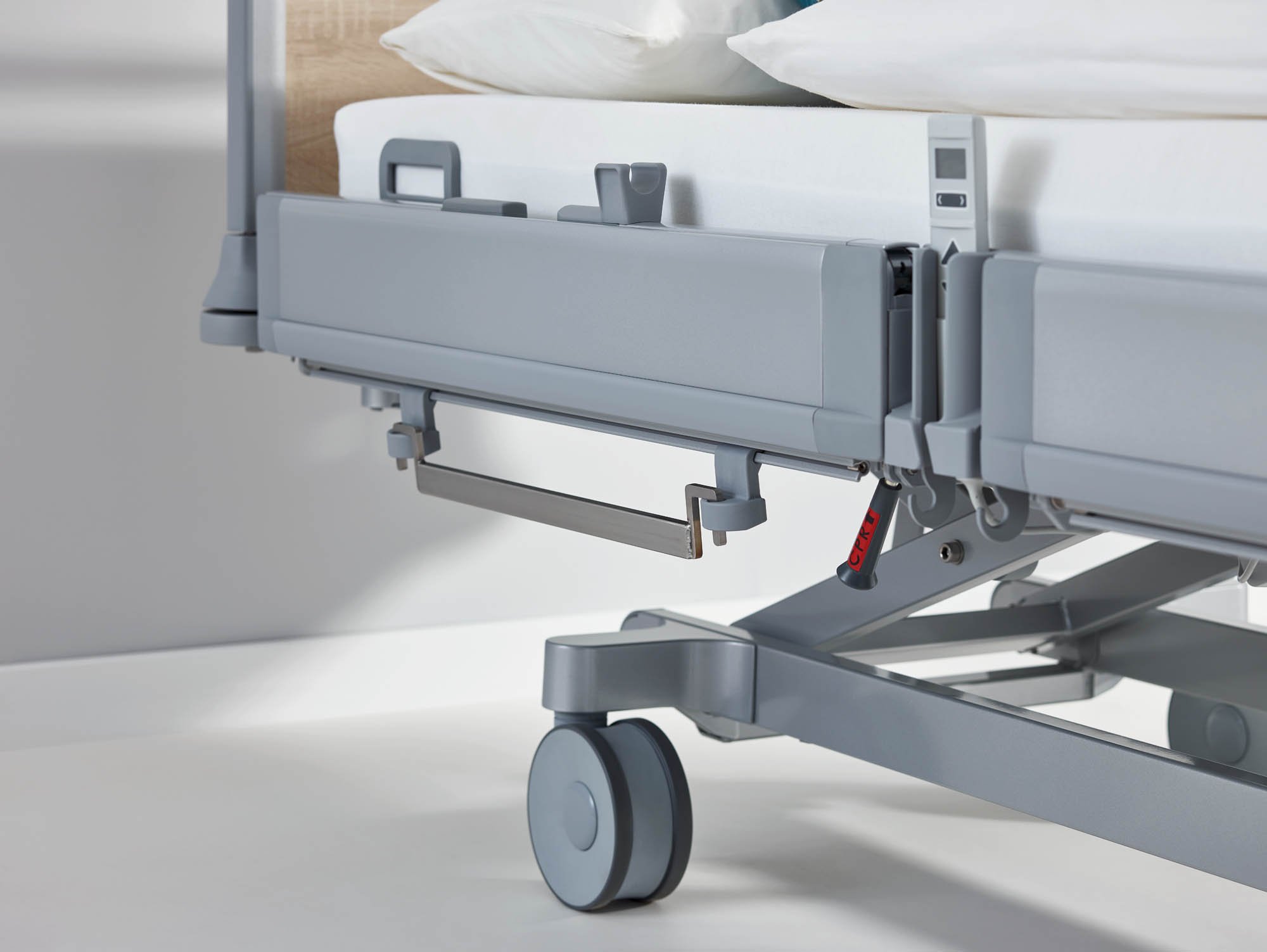 Die einhängbare Edelstahl-Normschiene ist eine praktische Lösung für die Anbringung von Intensivpflege-Equipment an Universalbetten.