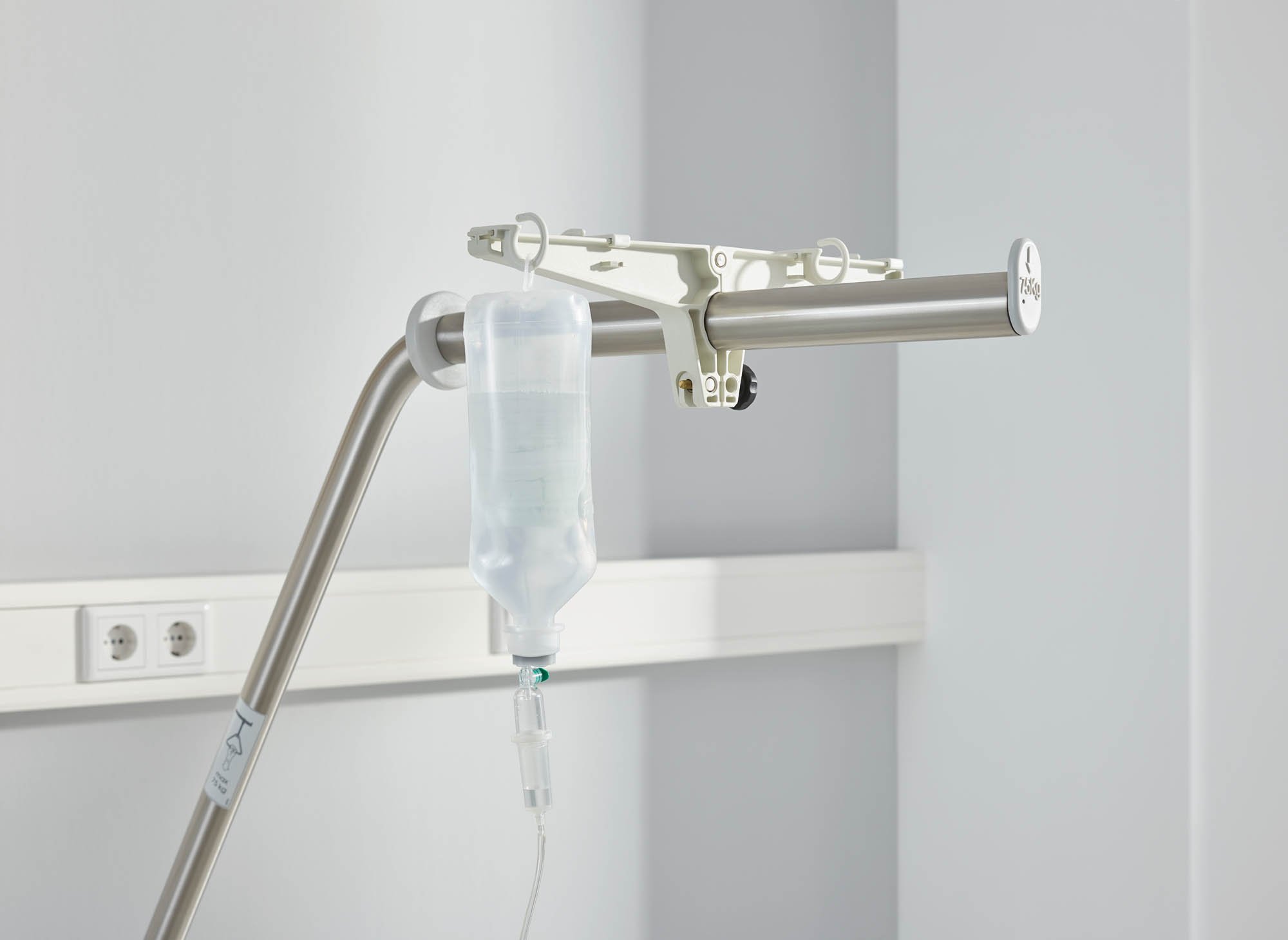 Der Infusionshalter mit 4 Haken lässt sich am Aufrichter befestigen.