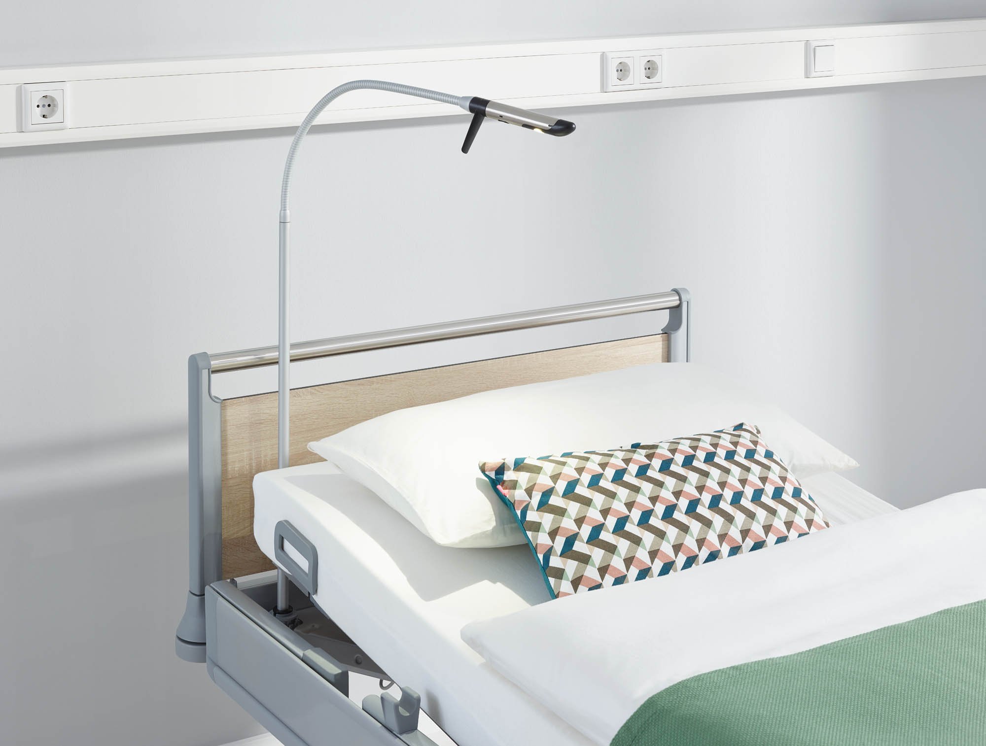 Die LED-Leseleuchte Stella verbindet hochwertiges Design mit einer langen Lebensdauer. Der Leuchtenkopf ist aus hochglanzpoliertem Edelstahl.