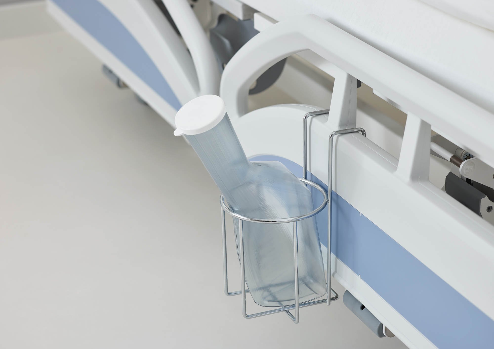 Der praktische Urinflaschenkorb ist für verschiedene Bettenausstattungen lieferbar – hier für die Protega-Seitensicherung des Evario.