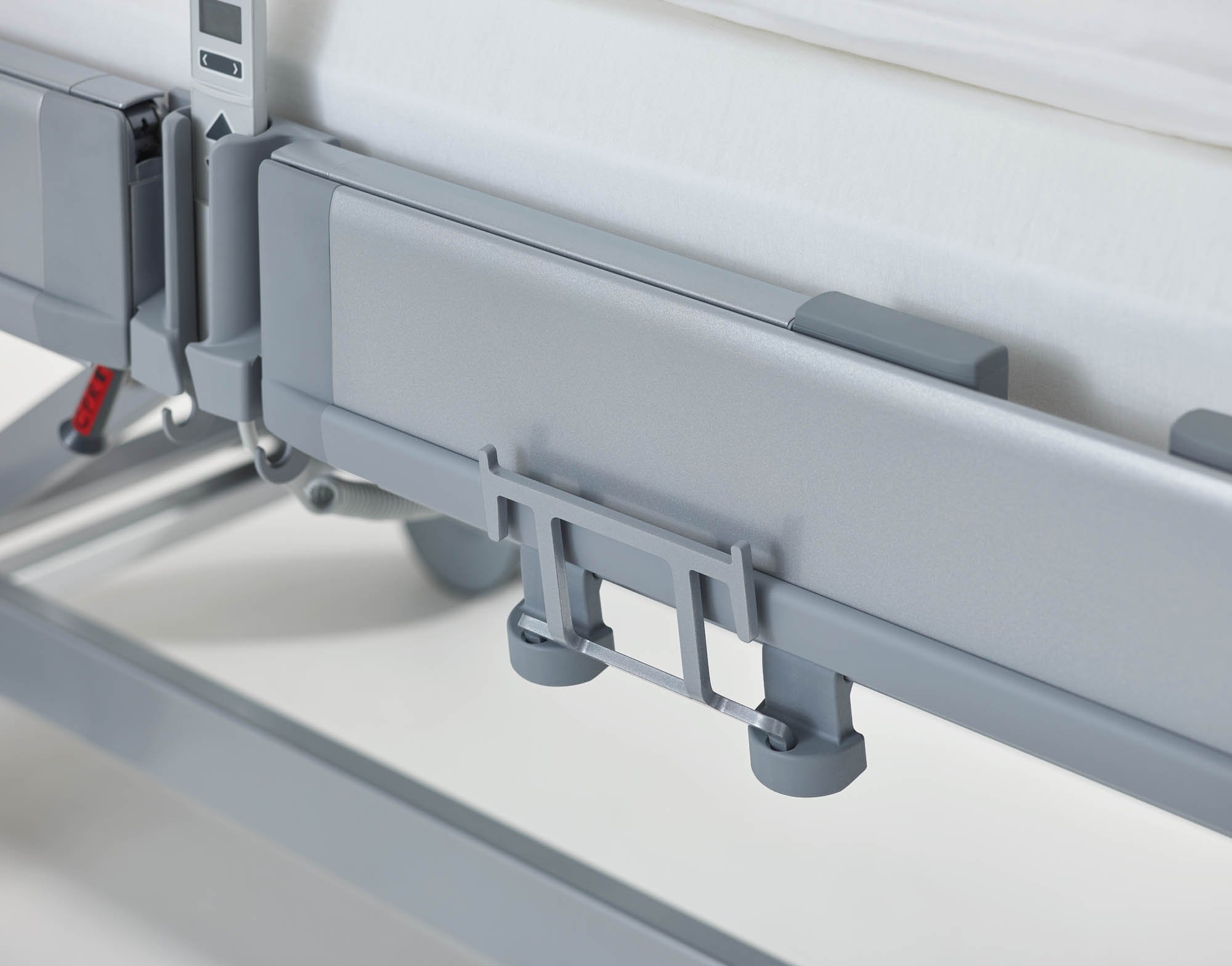 Der Universalhalter besitzt flexiblen Montagehöhen für die tief absenkbare Liegeflächen.