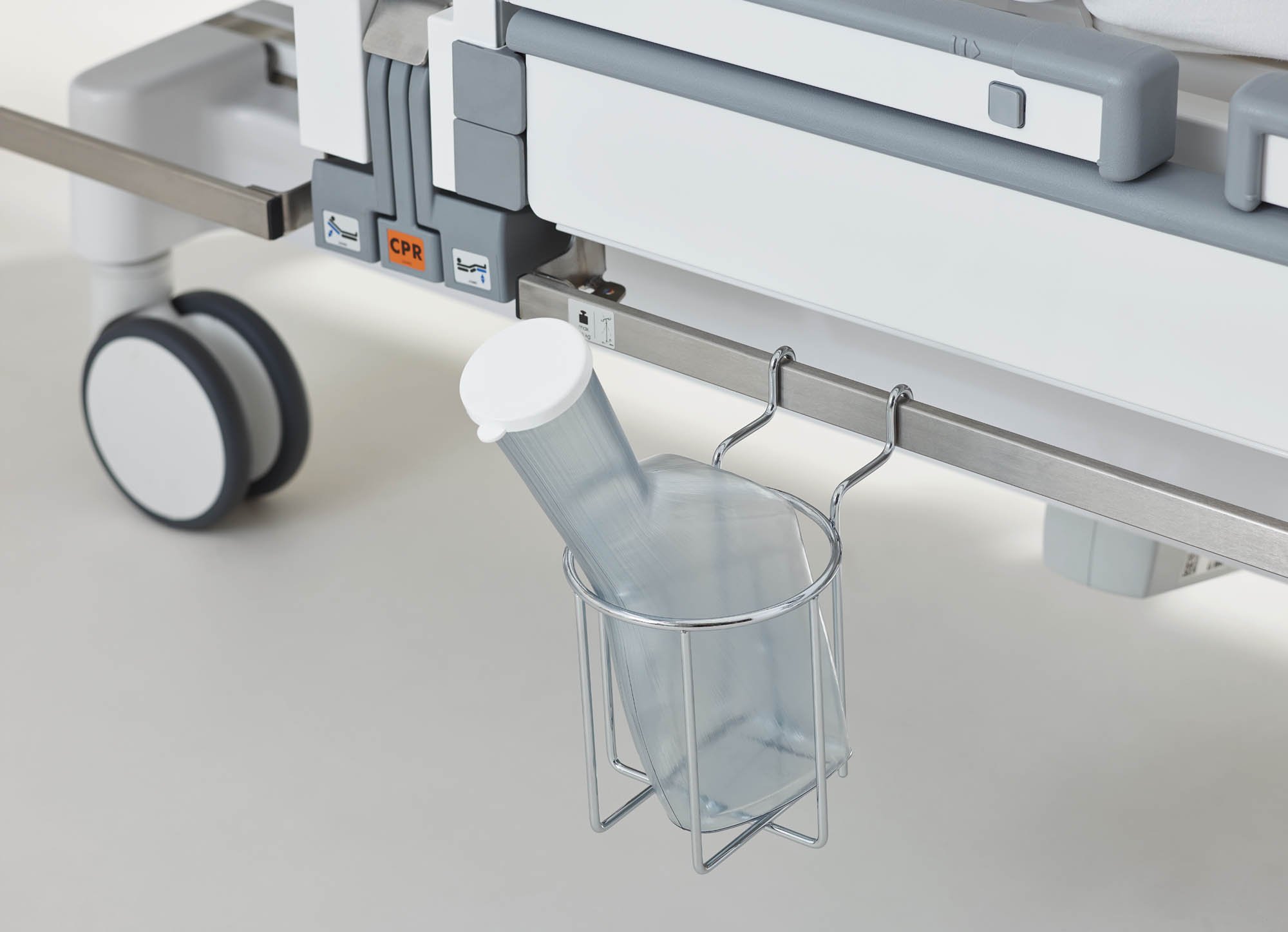 Der Urinflaschenkorb für die Normschiene des Intensivbettes Sicuro pesa.