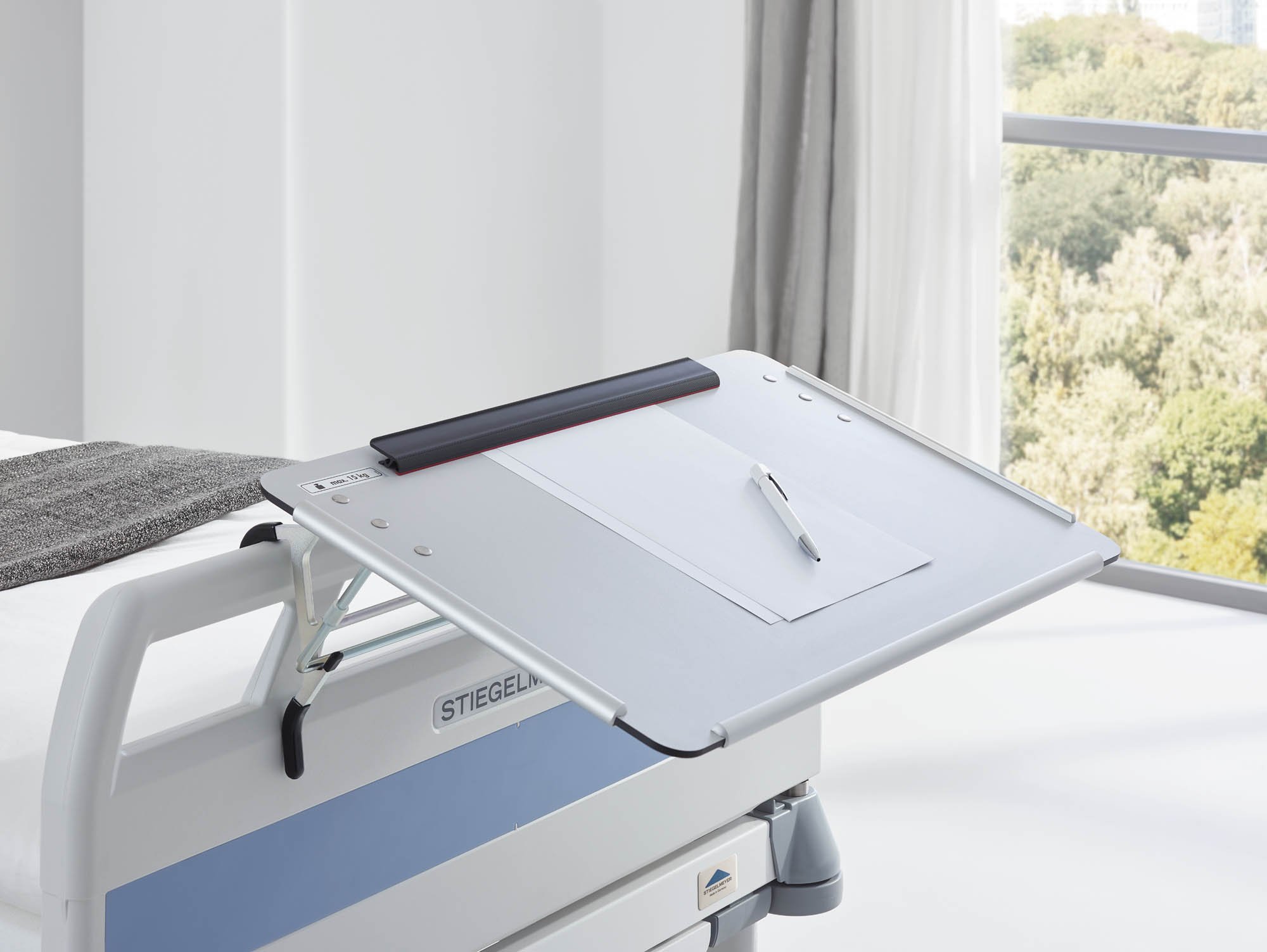 Die Schreibplatte hält die Patientenakte für die Dokumentation rutschfest in Position.