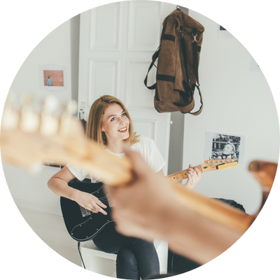  Wie kann man sich für den Gitarrenunterricht in Nürnberg bei Music Secrets anmelden?