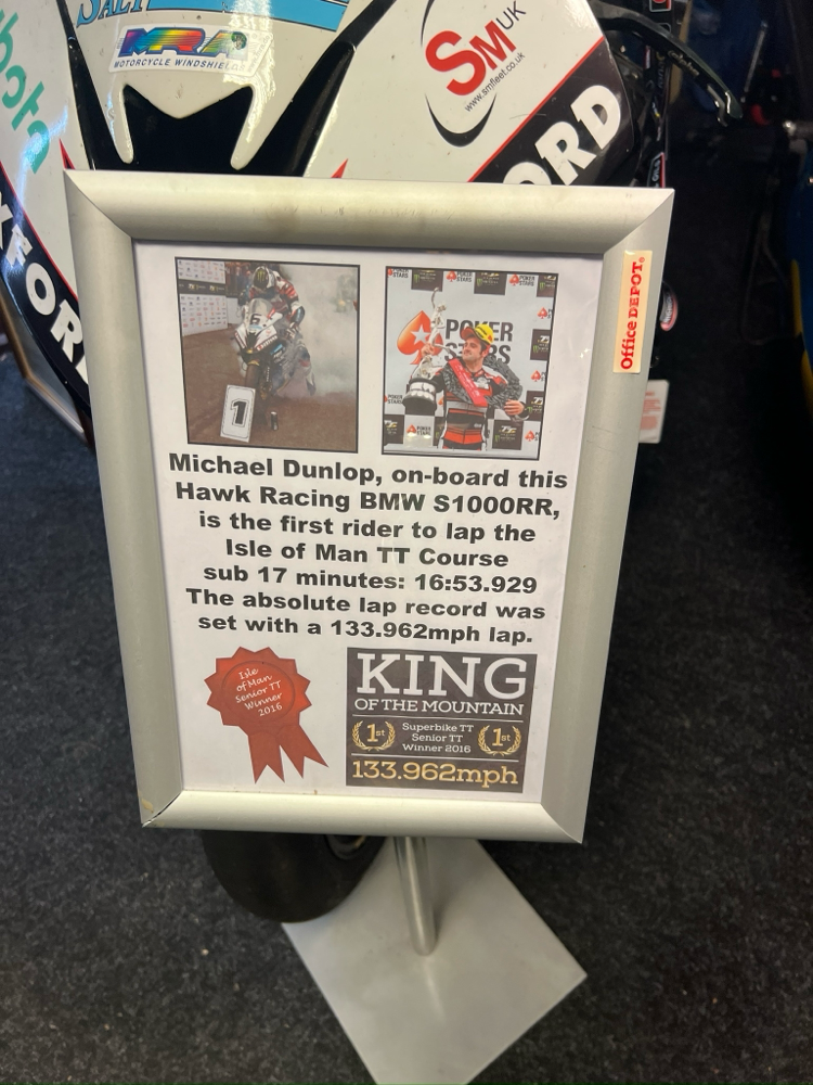 Er hat den Record auf der Isle of Man gebrochen mit dem Hawk Racing Team…