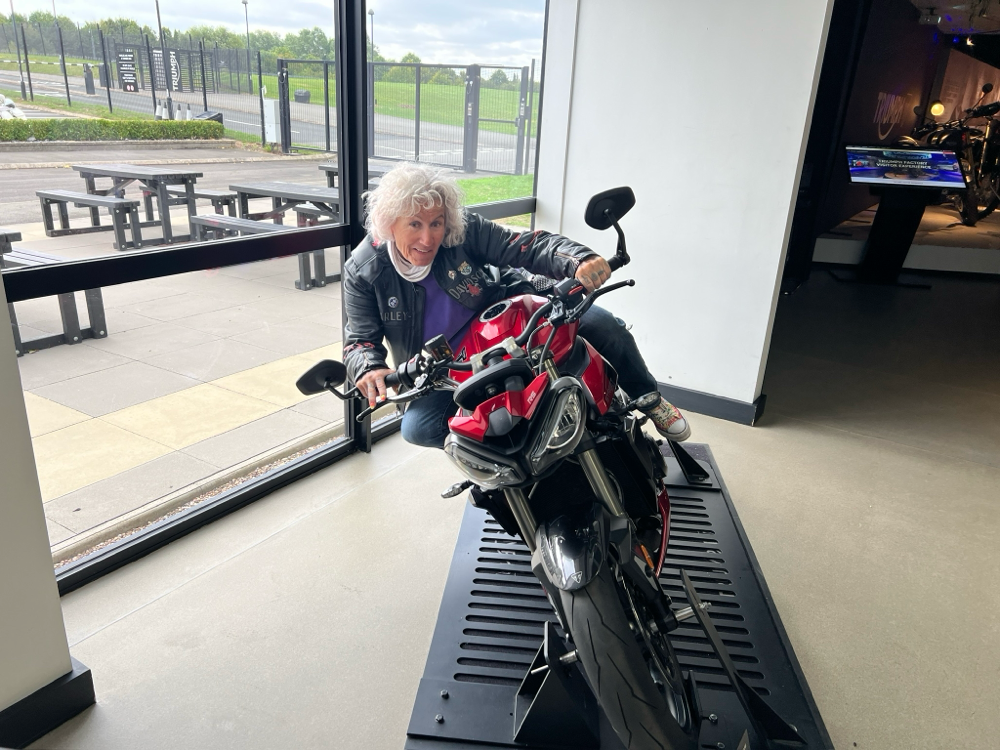 Martina am Knieschleifen😂