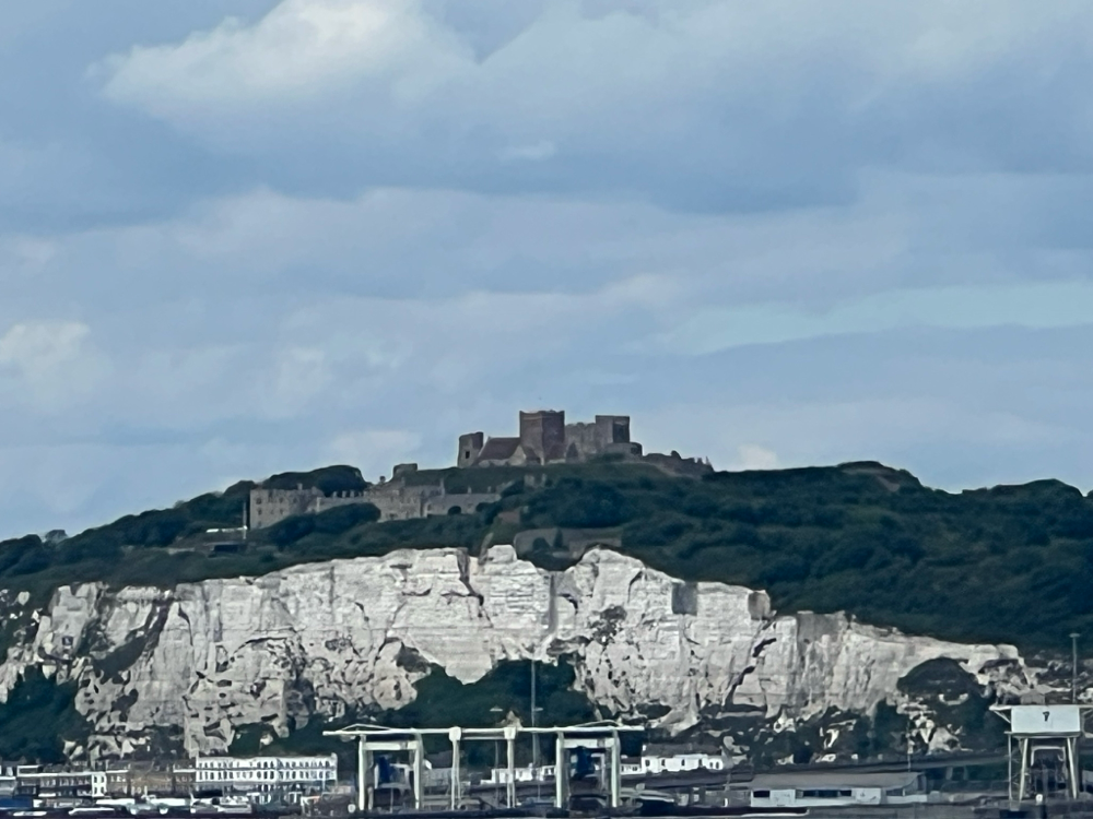 Dover Castle mit den weissen Klippen…