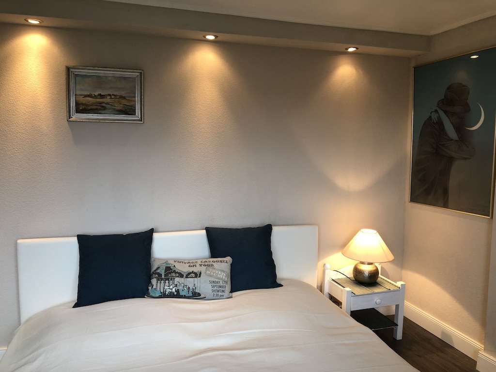 2. Schlafzimmer mit Blick auf die Gracht und den Garten