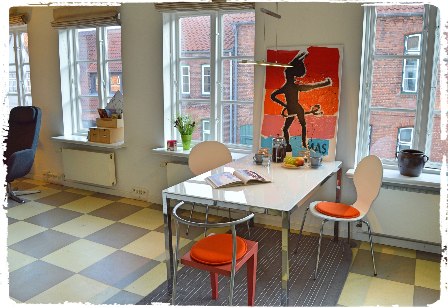 Esstisch mit Blick auf historische Häuser