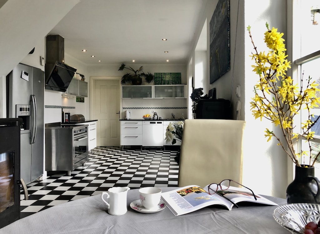 In dieser Küche ist alles vorhanden, sogar ein Wasserautomat 