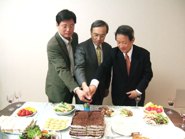 2006년 광화문 오피시아빌딩, 사단법인 [한일미래포럼] 발족축하연. 사단법인 [한일미래포럼]은 비영리민간단체 [한일사회문화포럼]의 1999년 이래 한일교류 실적을 근거로 외교부에 사단법인 인정을 신청하여 승격된 단체이다.