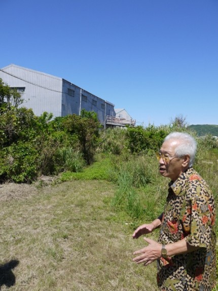 배봉기 할머니를 16년간 돌봤던 총련 일꾼 김수섭씨가 1975년 10월 할머니와 처음 만났던 난조시 사시키에 있던 헛간의 위치를 설명하고 있다. 현재 헛간 건물은 철거됐고, 그 위치엔 창고로 보이는 건물이 들어서 있다. 