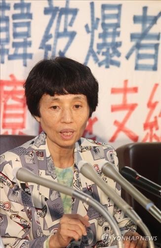 '한국원폭피해자들을 돕는 시민모임'의 이치바 준코(59·市場淳子) 회장이 8일 일본 최고재판소 판결이 나온 뒤 도쿄에서 기자회견을 하는 모습이다.