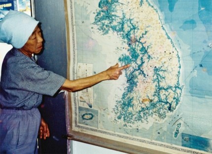 한국에서 서울올림픽이 열리던 1988년 9월 무렵 배봉기 할머니가 자신을 찾아온 일본 주간지 <여성자신> 기자들 앞에서 자신의 고향인 충남 예산 신례원리의 위치를 표시하고 있다. 지도는 당시 총련 오키나와 지부의 벽면에 걸려 있던 것이다. 배 할머니는 당시 고향에 같이 가자는 일본 기자들의 제안에 서럽게 울음을 터뜨렸다고 한다. 김수섭씨 부부 제공