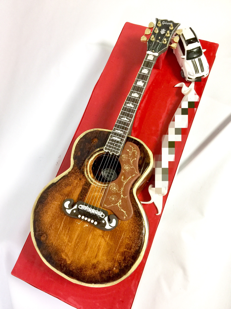 ギブソンアコースティックギター  ビンテージ 型ケーキ🎂 #guitarcake カッコイイ！ ギターの写真をみて「美しい」とはじめて感じた✨🎶 ケーキでなるべくあの美しさを壊さず再現させていただきました。#美しい #ギター #ギブソン #アコースティックギター #ビンテージ #1960年代っぽい #ミュージック #音楽 #ケーキ #誕生日ケーキ #ギターケーキ #gibson #gibsonsj200 #j200 #acousticguitar #music #musiccake #vintage #vintageguitar #gateau #cake #torta #pateasucre #fondantcake #handmade #japanesemade #🇯🇵