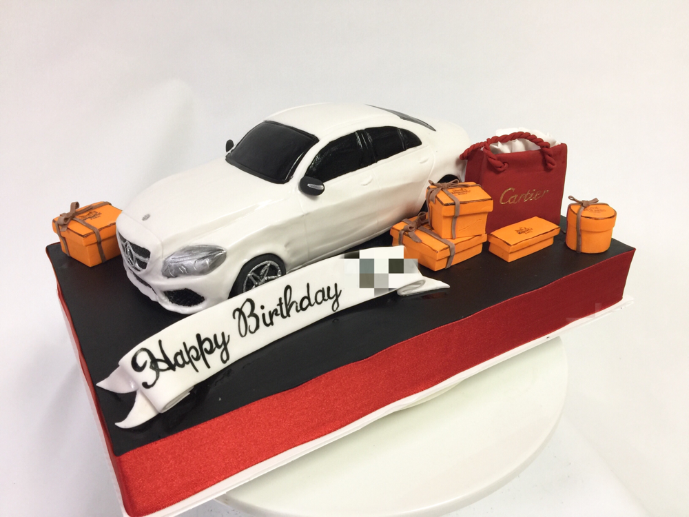 ベンツCclass車ケーキ🍰  #ベンツ #cクラス #メルセデス #車ケーキ #プレゼント #カルチェ #エルメス #誕生日ケーキ #mercedes #mercedesbenz #benz #cclass #carcake #hermes #cartier  #gateau #torta #cake#ケーキ #taarten