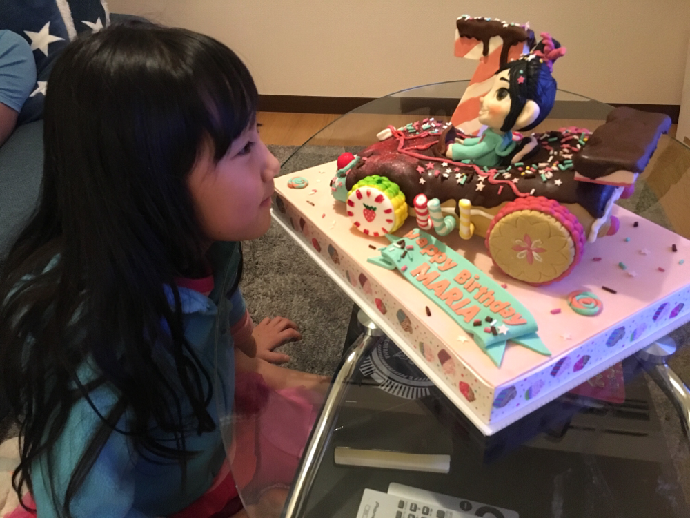 Happy Birthday to Maria 🎉🎉🎉 毎年ケーキを作らせてもらい幸せタイムありがとう😊あっという間に7歳🎉 エムケーキも7歳だ😋  今年は動画まで〜！！ 可愛くて嬉しくって私倒れますw そして涙でちゃう😍 最高の笑顔をありがとう😊 #7歳 #20歳まで作らせてね #誕生日ケーキ #いつもこの笑顔で逆サプライズ❤️だよ #女の子って可愛い #男の子も可愛い #ケーキを作れる幸せ #ここにあり #最高の笑顔 #happycake #happysmile #girls #birthdaycake #vanellopecake #wreckitralph #wreckitralphcake #fondantcake #fondantfigure #mcakesjapan