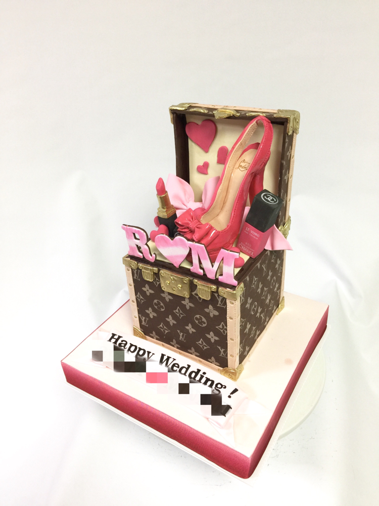 Happy Wedding! ご結婚おめでとうございます㊗️🍾 #weddingcake #wedding #個性的 #セレブ感 #サプライズ #ハイブランド #ファッション #コスメ #詰合せ #ボックス #ボックスケーキ #ウエディングケーキ #お客様デザイナー #❤️ #box #fashion #fashioncake #highfashion #cosmetics #specialty #cake #gateau #décorateur #pastadizucchero #pateasucre #fondantcake #japanmade #🇯🇵