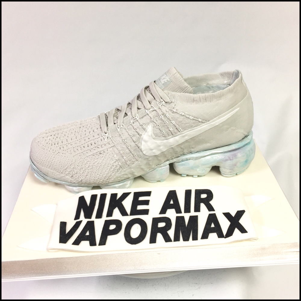 This is a sneaker cake❤️ #50cm #nikeair #vapormax #lovenike #nike #cake #fondantcake #Vanillacake #sneaker  #kicks  #fondantwork #nikecake #texture #handmade #kickstagram #new #Event #ヴェイパーマックス #ナイキエアー #布の質感 #全て手作業 #型などは一切使っていない #スニーカーケーキ #スニーカーサイズは50cm #ビッグフット #大好きな仕事 #スニーカー