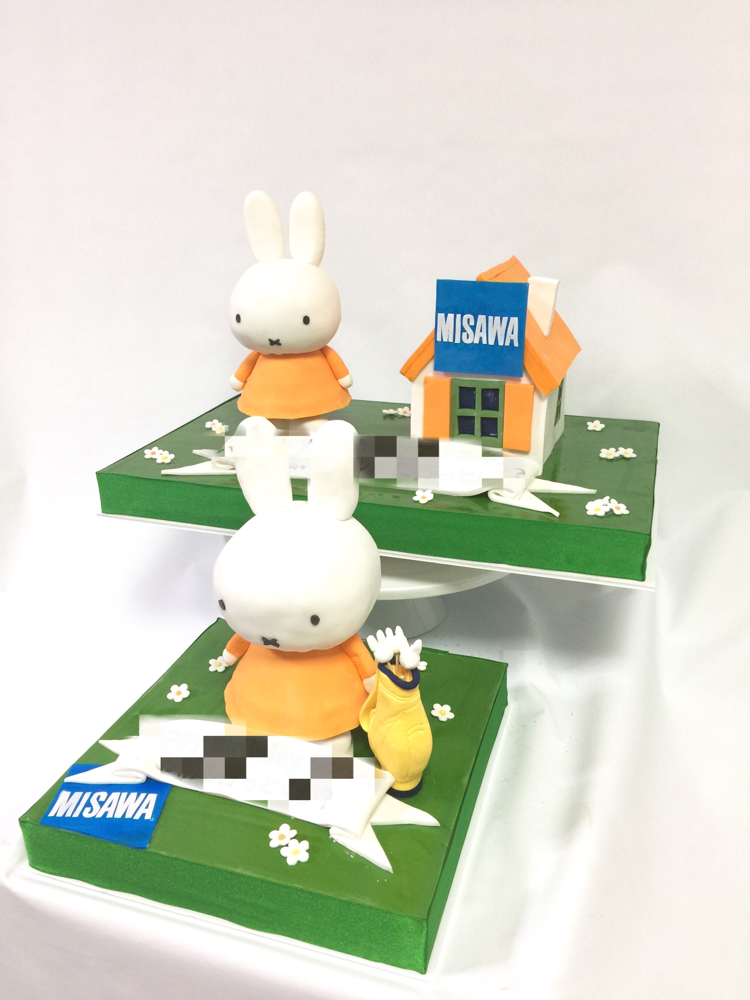 ミッフィーとお家のケーキ🏠🐰 #誕生日 #ミッフィー #家 #立体 #彫刻ケーキ #うさちゃん #ケーキ #miffy #house #misawa #sculptedcake #handmade #gateau #pateasucre #pastadizucchero #fondantcake #fondantwork #japanmade #décorateur #🇯🇵