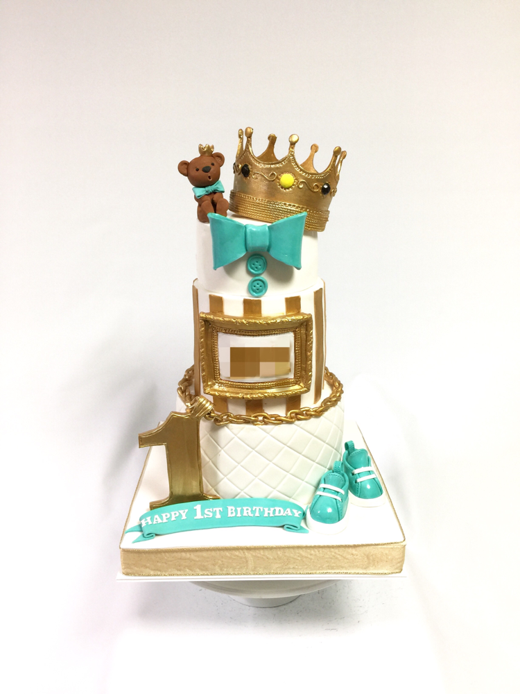 初めてのお誕生日ケーキ🎉 「お誕生日おめでとう🎊」 #ビギー #王冠 #男の子 #1歳誕生日 #キングクマちゃん #ぶりんぶりん #ケーキ#3段ケーキ #ベビーシューズ #ティファニーブルー #ゴールド #ホワイト  #notoriousbig #1stbirthday #gold #white #tiffanyblue #birthdaycake #fondantfigure #fondantcake #cake #👑 #🎂 #🇯🇵