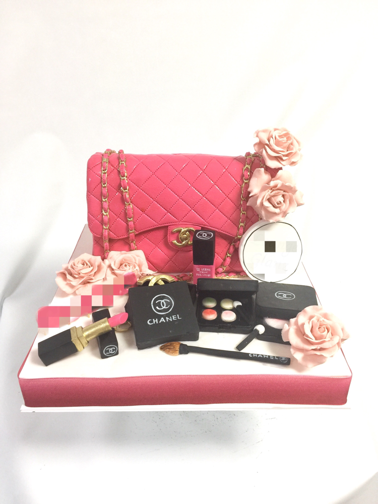 シャネルバッグ 風🎂 #シャネルケーキ #マトラッセ #ピンク #バッグ #コスメ #ファッション #chanelcake #fashion #chanel #fashioncake #bag #bagcake #pink #rose #cosmetics #lipstick #cake #ケーキ#torta #taarten #gateau