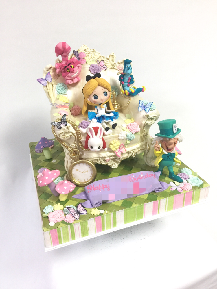 アリスの不思議な国イメージケーキ🍰 森の中の大きな椅子に座っているイメージ🌲 #アリスケーキ #ティーパーティ #不思議の国のアリス #不思議な国 #アリスインワンダーランド #イメージ #マッドハッター #白うさぎ #チェシャ猫 #イモムシ #アリス #世界 #誕生日ケーキ #椅子 #椅子ケーキ #aliceinwonderland  #alicecake #cheshirecat #whiterabbit #madhatter #alice #caterpilar #teaparty #image #aliceinwonderland cake #taarten #cake #gateau #torta #ケーキ #handmade #fondantfigure #figure #🇯🇵