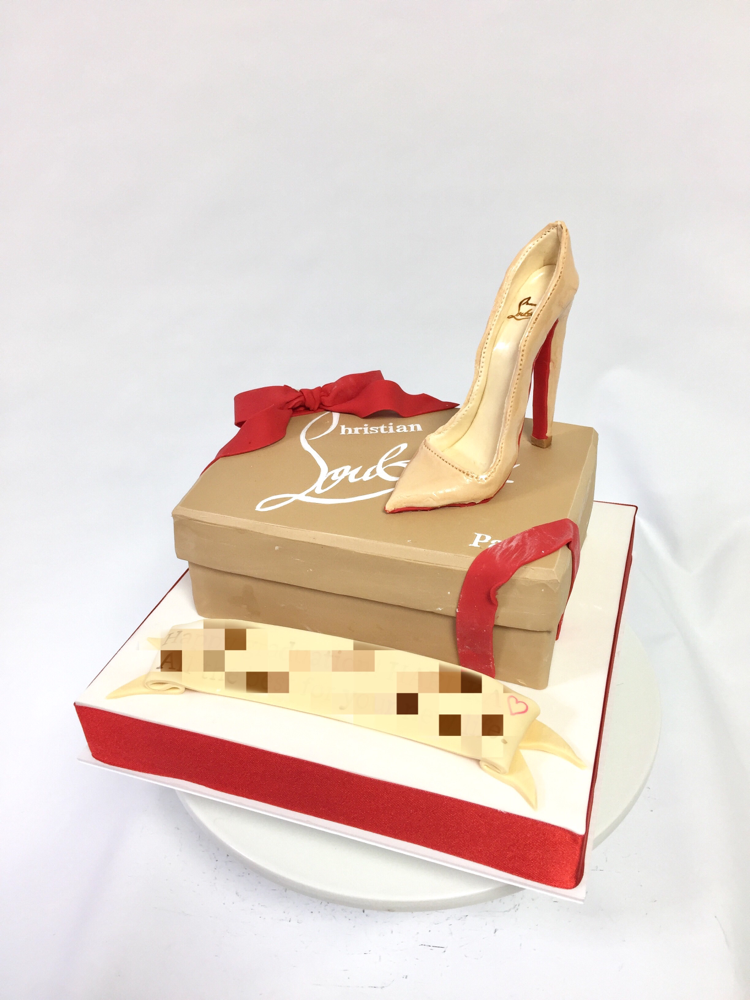 卒業おめでとうございます🎓㊗️おめでたいお祝いケーキ❤️#卒業 #お祝い #お祝いケーキ #ハイブランド #高級 #ファッション #ルブタン #パリ #フランス #ルブタンケーキ #graduate #celebration #celebrationcake #fashion #fashioncake #louboutin #france #paris #gateau #pateasucre  #décorateur #pastadizucchero #specialty #fondantwork #fondantcake #handmade #japanmade #🇯🇵