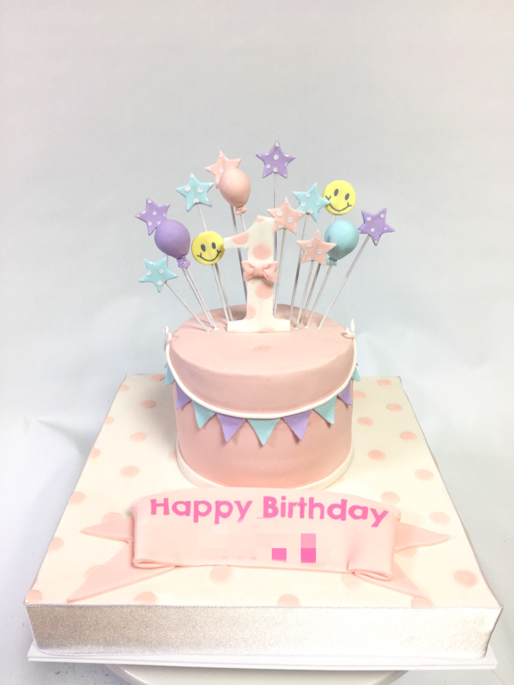 1歳のお誕生日ケーキ デザインはお母様💕 #1歳 #誕生日ケーキ #パステル #優しい色 #ニコちゃん #ガーランド #風船 #1stbirthday #designbymother #cake #pastel #balloon #kawaii #torta #gateau #ケーキ