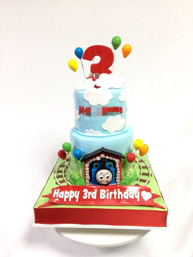 Happy 3rd Birthday to MASAMUNE-kun🎉👑🎂 #3rdbirthday #🌅 #🐔 #トーマス #お母様デザイン #トーマスケーキ #2段ケーキ #2017 #明けましておめでとうございます #mcakesjapan #お誕生日 #男の子 #cake #fondantfigure #fondantcake