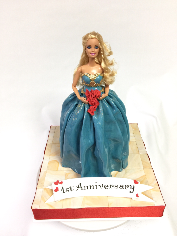 初めての結婚記念に式の時にで着たドレスをバービーケーキで奥様にプレゼント🎁#素敵すぎ #おめでとうございます #ドレスケーキ #素敵男子 #幸せ #ケーキ制作中も幸せな気持ち #❤️ #1stanniversary #dresscake #happylife #happycake #fondantcake #2017 #🌅 #🇯🇵