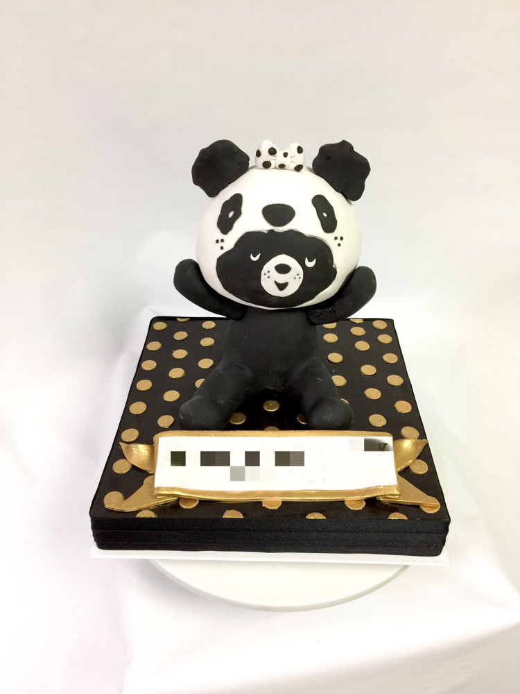 #今晩は #パンダくま #パンダ #くま ＃🐼 #🐻 #ゆるい #ゴールド #着ぐるみ #ケーキ #立体ケーキ #可愛いね #panda #bears #costume #charactercake #character #japan #kawaii #handmade #black #white #gold #fondantcake #pateasucre #pastadizucchero #sekerhamuru #🇯🇵